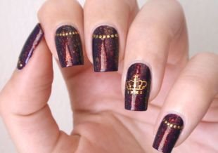 Рисунки короны на ногтях, мерцающий бордовый маникюр с короной