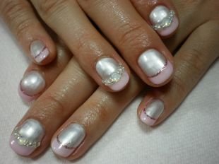 Дизайн ногтей жидкие камни, розовый френч с розовой каемочкой и стразами на коротких ногтях