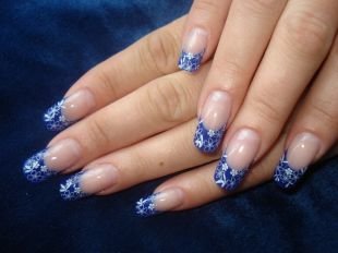 Рисунки на ногтях, синий френч с белыми цветами