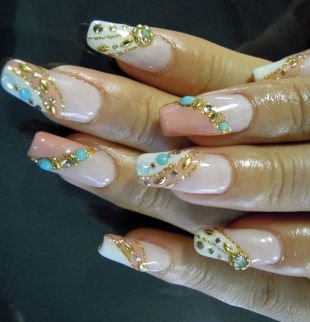 Рисунки золотом на ногтях, оригинальный дизайн нарощенных ногтей