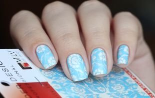 Рисунки ромашек на ногтях, голубой маникюр с белыми цветами