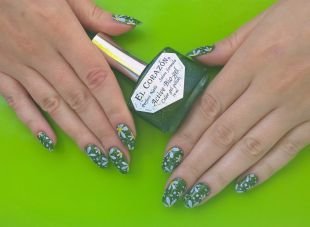 Рисунки ромашек на ногтях, зеленый маникюр с ромашками