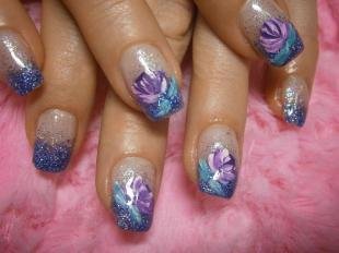 Синий френч, цветочный дизайн нарощенных ногтей
