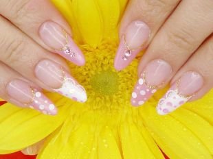 Рисунки на гелевых ногтях, свадебный бело-розовый френч в горошек