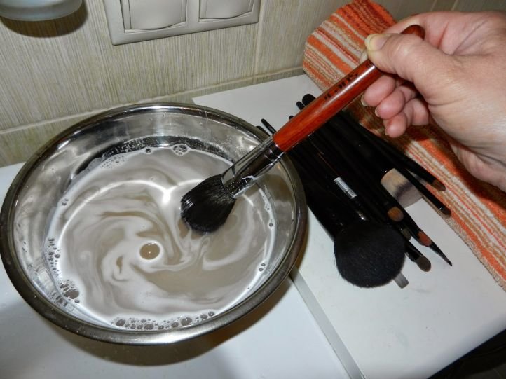 Как мыть кисти для макияжа с помощью шампуня